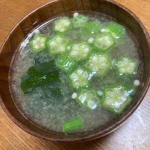 簡単お湯をそそぐだけ♪おくらとわかめの即席お味噌汁